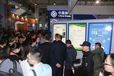 天坦移動醫(yī)、護(hù)亮相信博會，展臺前人頭攢動